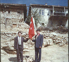 Sağdıç, Göğeyi Kollu Damat ve Türk Bayrağı