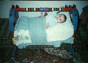 Beşiğinde Uykuya Hazırlanan Bebek